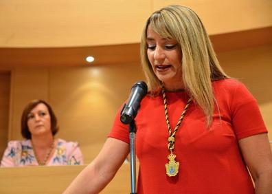 Imagen secundaria 1 - (1) Aplausos de los presentes en el salón de plenos en el momento de la investidura. (2) Carolina Higueras, portavoz socialista. (3) Rubén Puentes (Izquierda Unida).