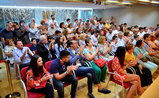 Imagen principal - (1) Aplausos de los presentes en el salón de plenos en el momento de la investidura. (2) Carolina Higueras, portavoz socialista. (3) Rubén Puentes (Izquierda Unida).