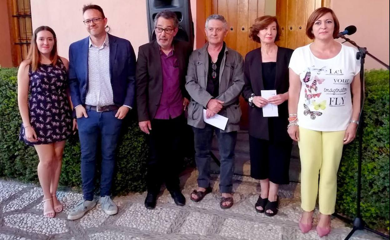 Elisa González Pedraza, concejala de Cultura (derecha), con varios premiados.