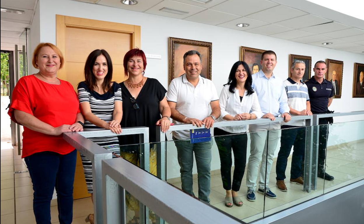López Calahorro (centro), con representantes de la mancomunidad, hoy en Huétor Vega.