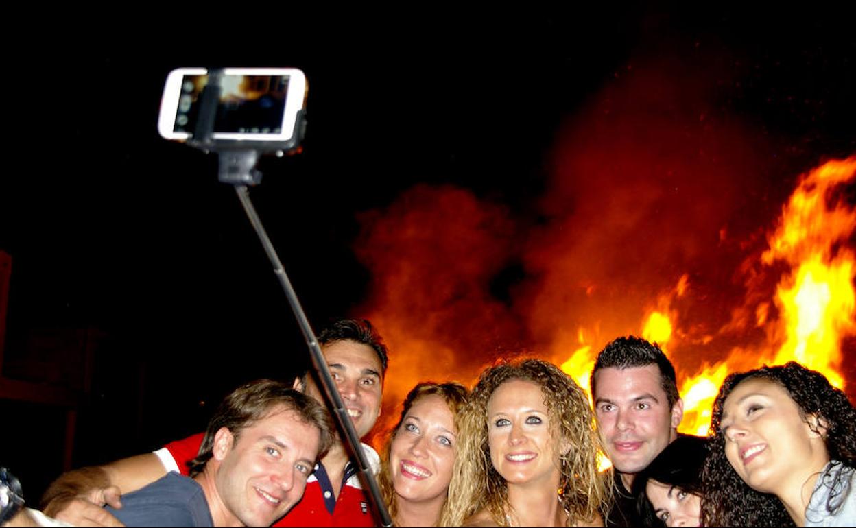 Selfis en la hoguera de Huétor Vega, la más 'alta' del área metropolitana.