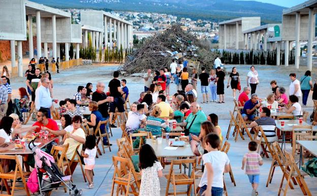 Ambiente en el Recinto Ferial antes de prender el fuego, compartiendo sardinas en el mirador hueteño.