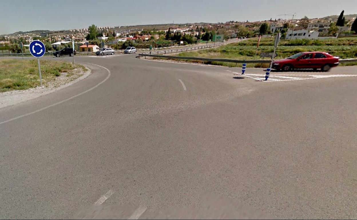 Un motorista colisiona con un camión en Huétor Vega