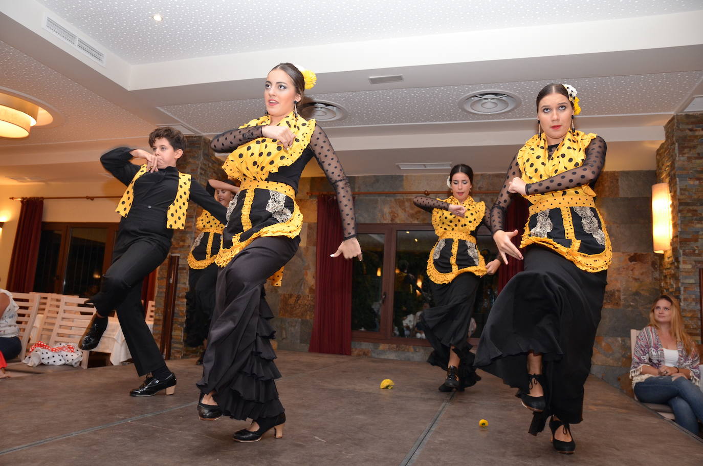 El baile flamenco pone sabor en la cena anual de San Miguel.
