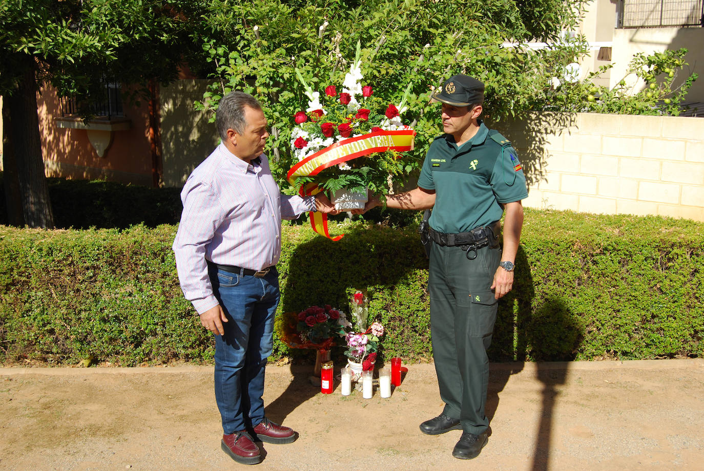El alcalde del municipio, Mariano Molina, y el jefe del puesto principal de la Guardia Civil de La Zubia, el teniente José Manuel Martínez, han depositado un ramo de flores en el lugar en el que sucedieron los hechos
