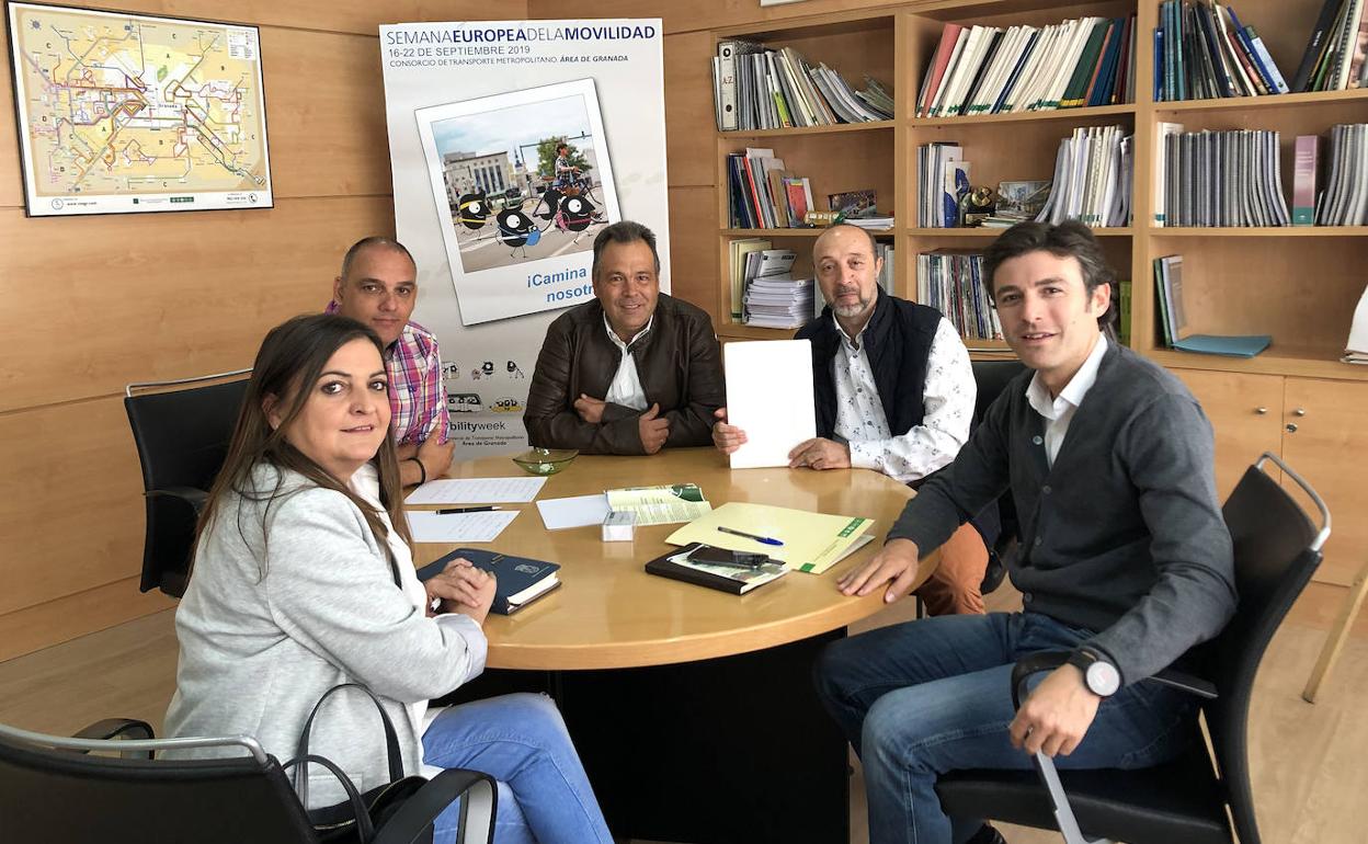 Reunión de representantes del equipo de gobierno de Huétor Vega y el promotor de la iniciativa en Change.org, ayer con el Consorcio de Metropolitano Transportes.