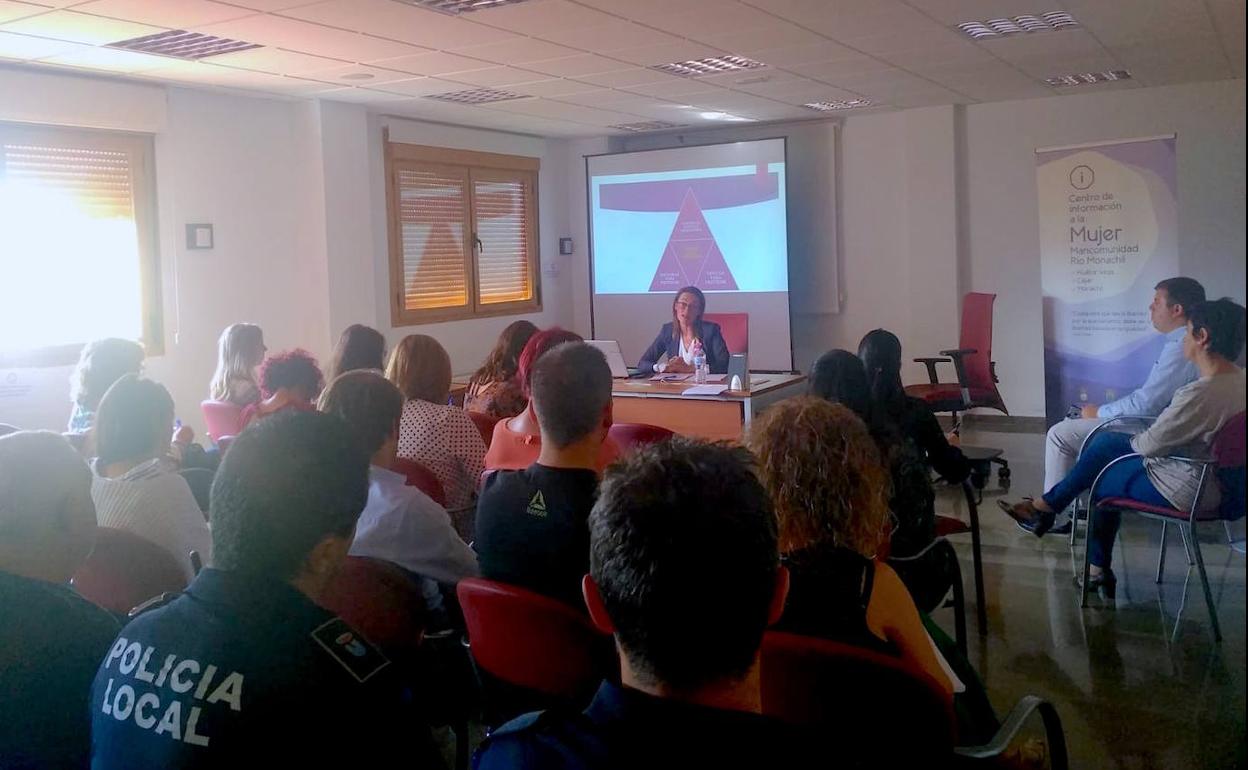 Ponencia de la letrada Montse Linares en Huétor Vega.