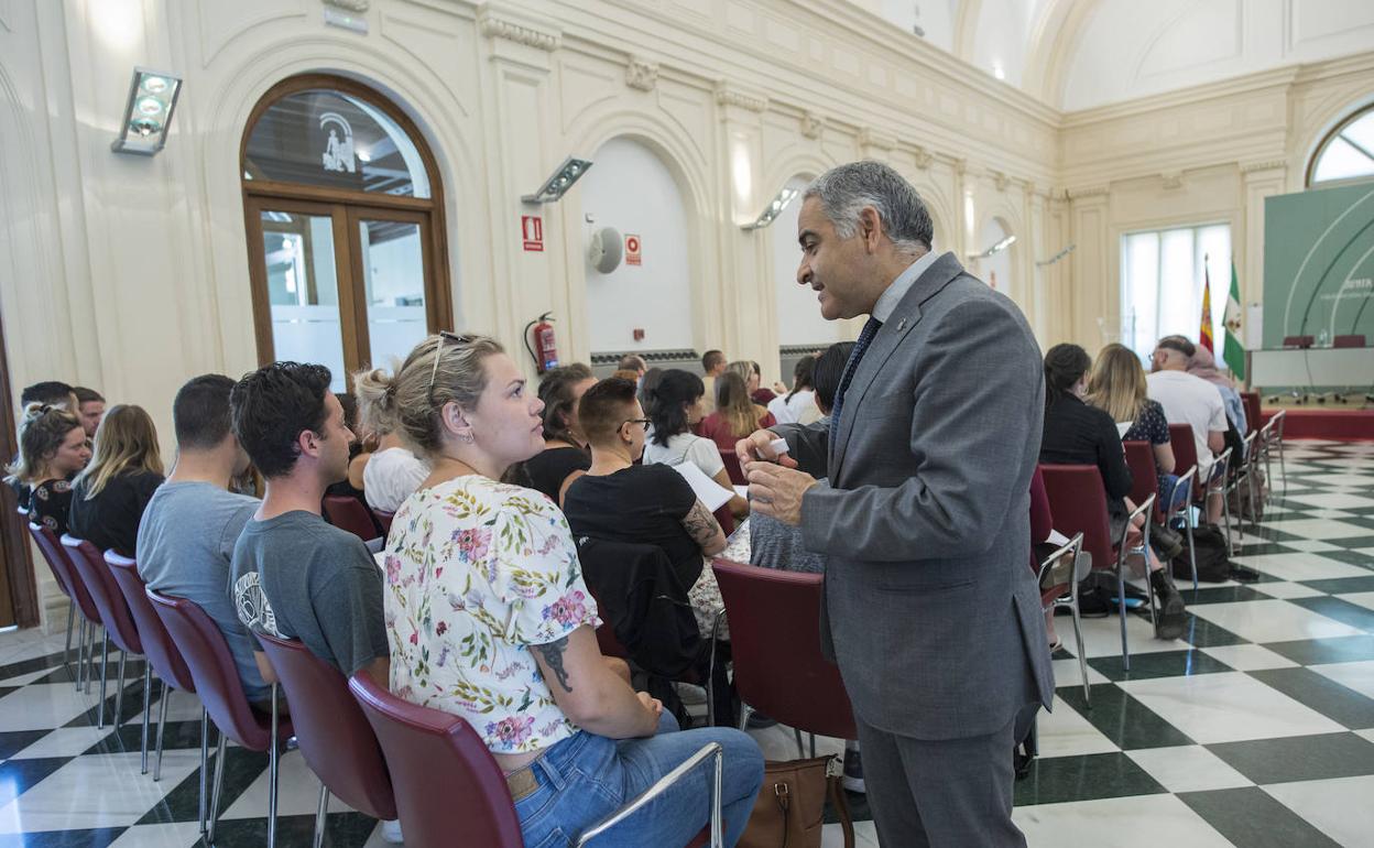El delegado de Educación recibió a los 172 auxiliares de conversación llegados a la provincia.