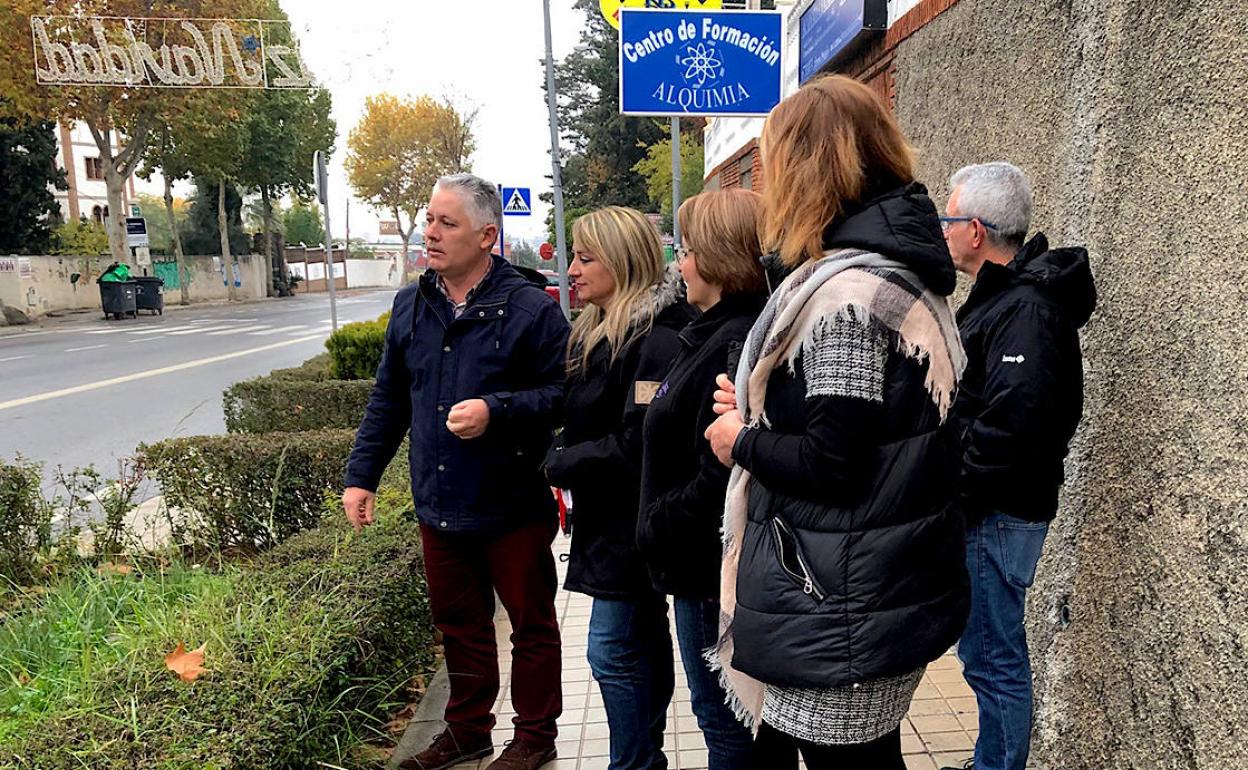 José María Villegas, con el grupo socialista de Huétor Vega en la avenida de Andalucía.