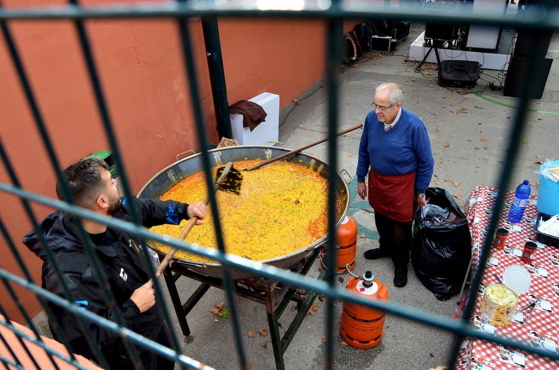 Fotos: La paella navideña del colegio Nuestra Señora de las Angustias de Huétor