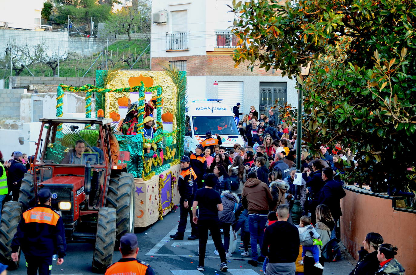 Fotos: Reyes Magos y personajes fantásticos en Huétor Vega
