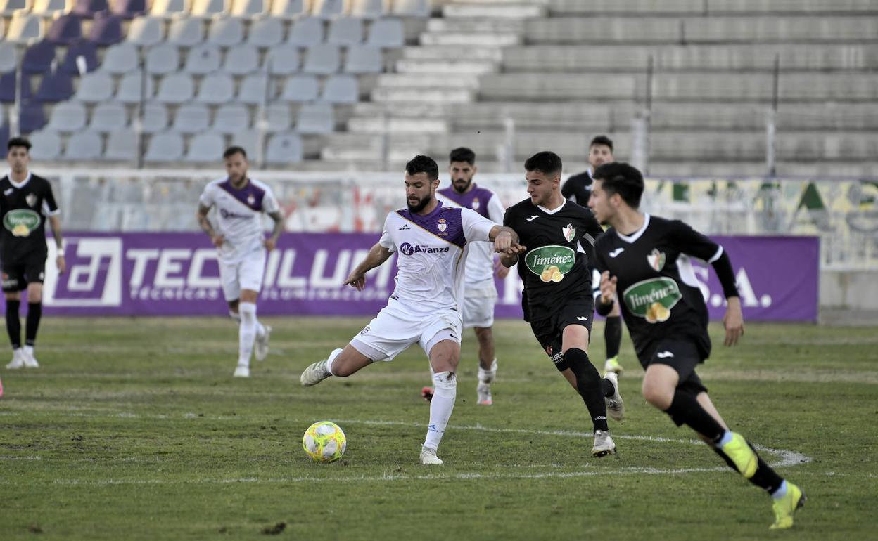 El Huétor Vega realizó un partido serio en La Victoria, el estadio del histórico Real Jaén.