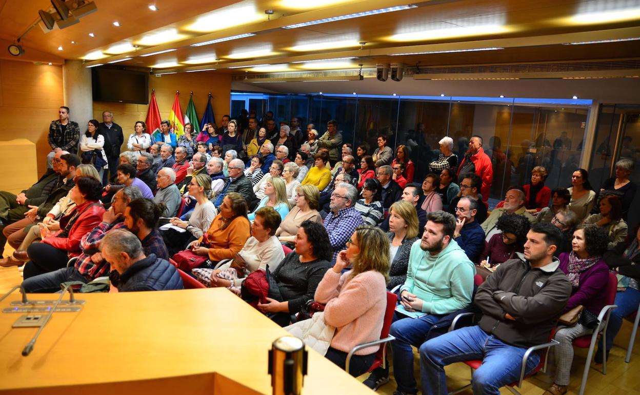 Los vecinos acudieron a la reunión alarmados por el anuncio de la apertura de un centro de menores.