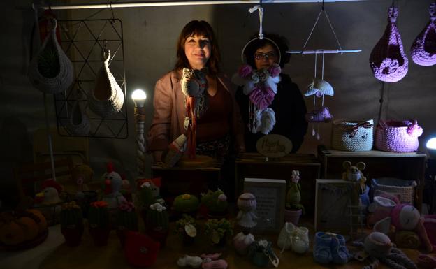 Artesanías moradas en los estands de las creadoras.