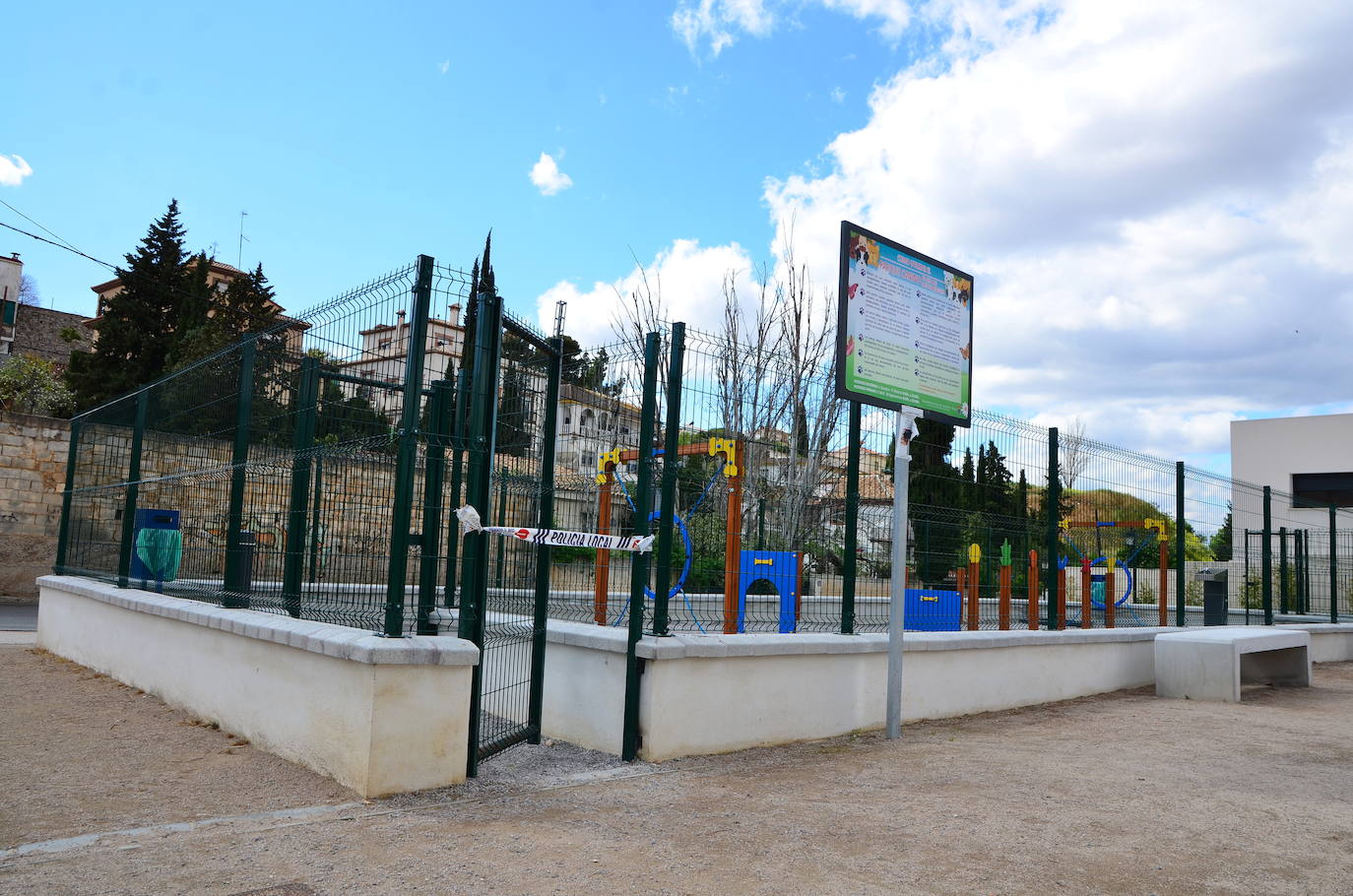 Fotos: Los parques de Huétor Vega, cerrados por la pandemia