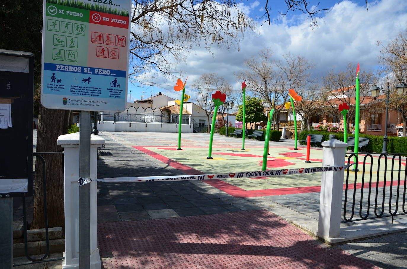 Fotos: Los parques de Huétor Vega, cerrados por la pandemia
