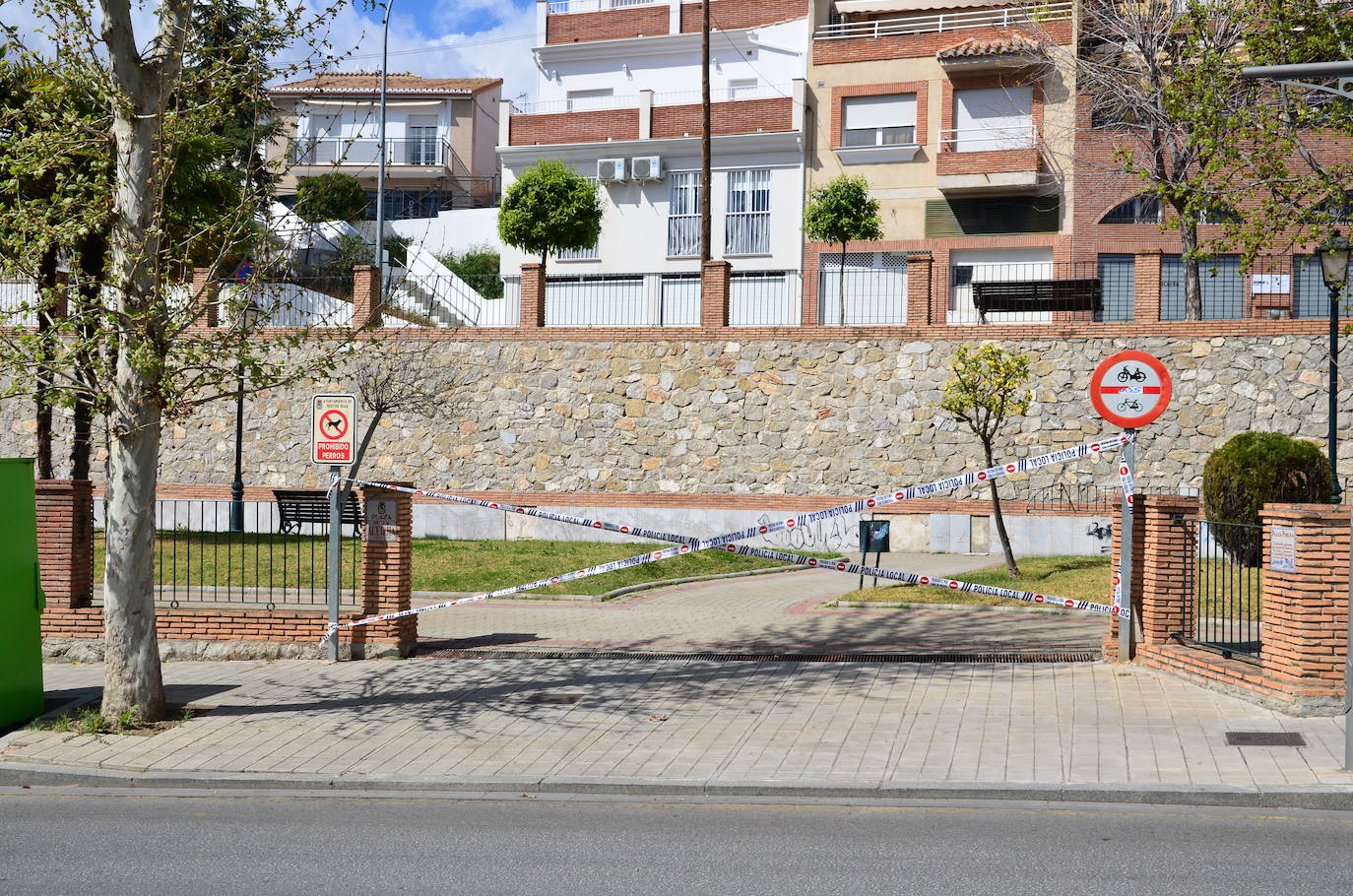 Fotos: Los parques de Huétor Vega, cerrados por la pandemia