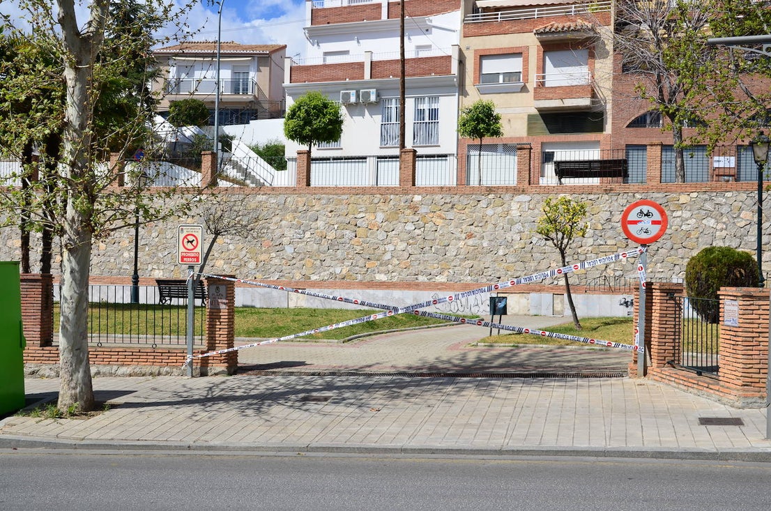 Fotos: Los parques de Huétor Vega, cerrados por la pandemia