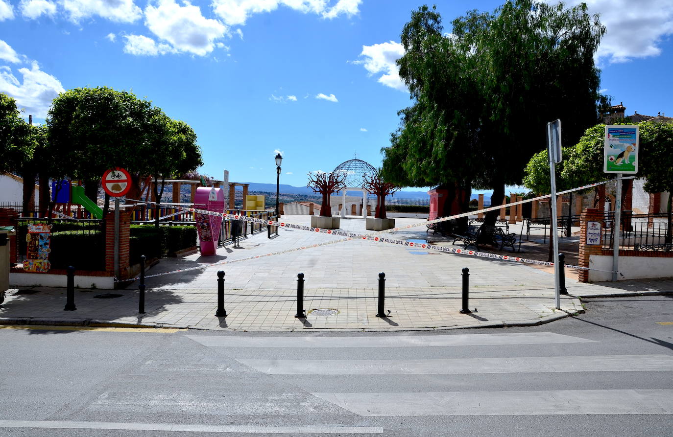 Fotos: Los parques de Huétor Vega, cerrados por la pandemia