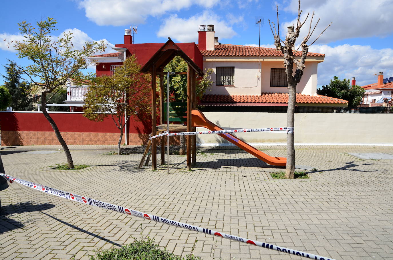 Fotos: Los parques de Huétor Vega, cerrados por la pandemia