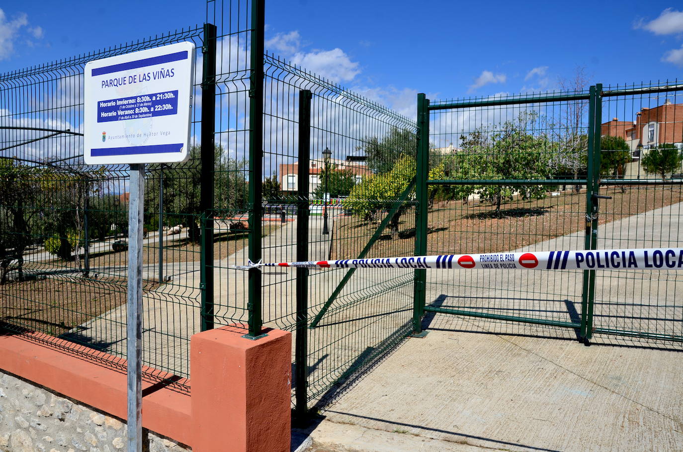 Fotos: Los parques de Huétor Vega, cerrados por la pandemia