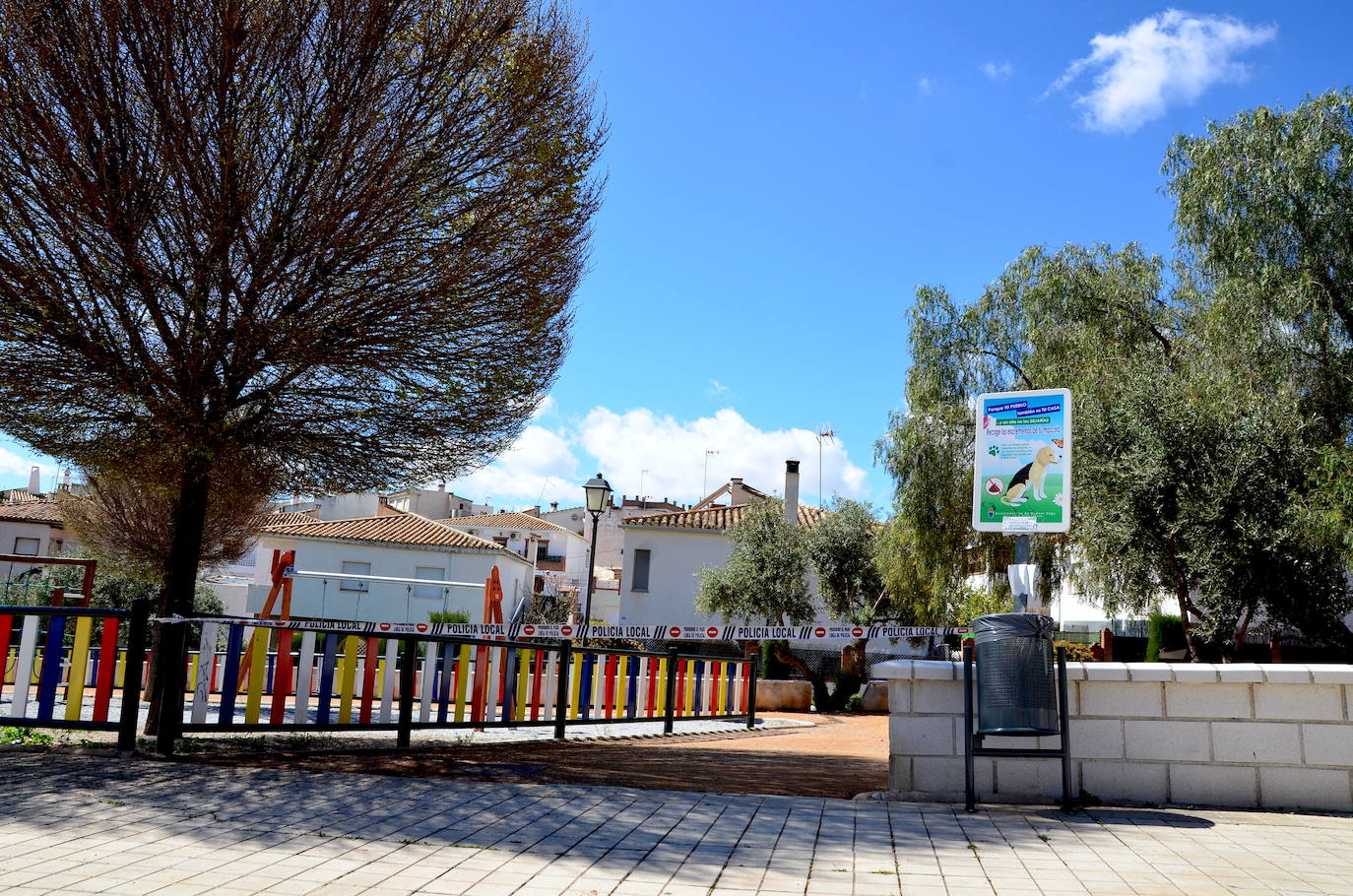 Fotos: Los parques de Huétor Vega, cerrados por la pandemia