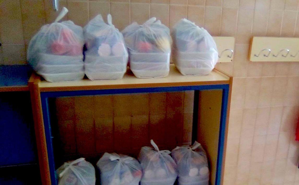 Protección Civil de Huétor Vega traslada las comidas de los escolares en riesgo de exclusión social
