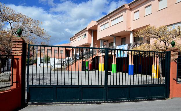 El colegio Mariana Pineda, cerrado a las dos de la tarde un lunes.