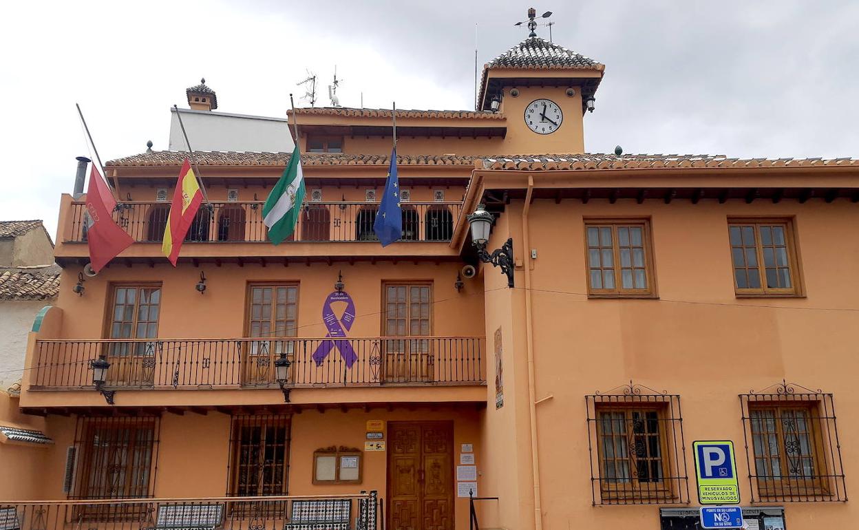 Las banderas del Ayuntamiento ondean a media asta.