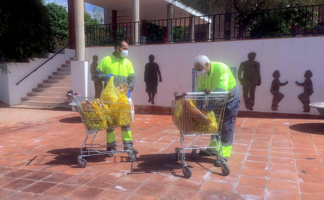 Operarios de Mantenimiento atienden a los mayores del Centro Social La Nava.