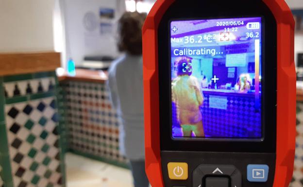 Cámara térmica para medir la temperatura corporal en el Consistorio hueteño.