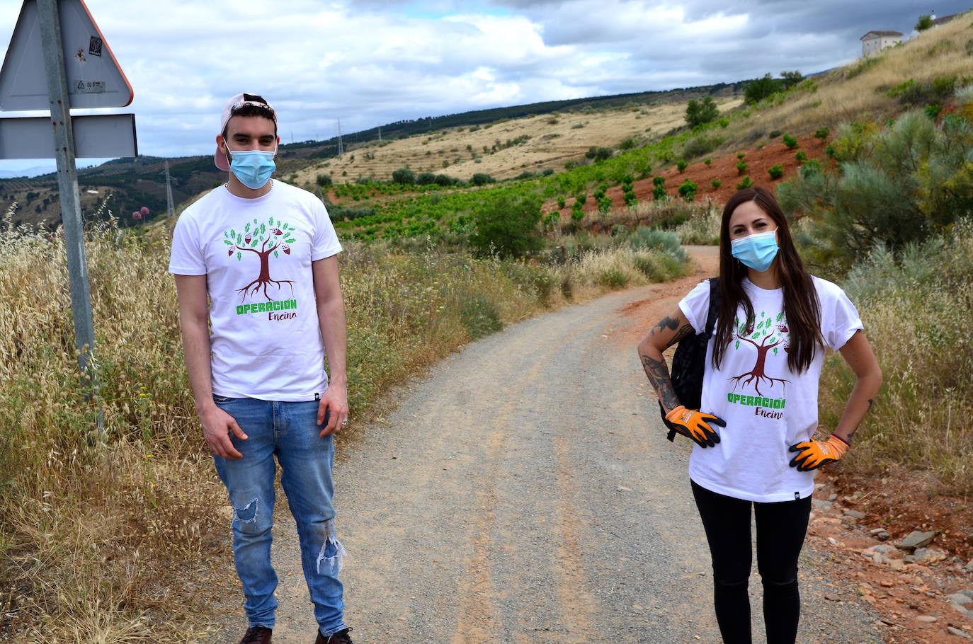 Fotos: Operación: llenar de encinas el Camino de los Neveros