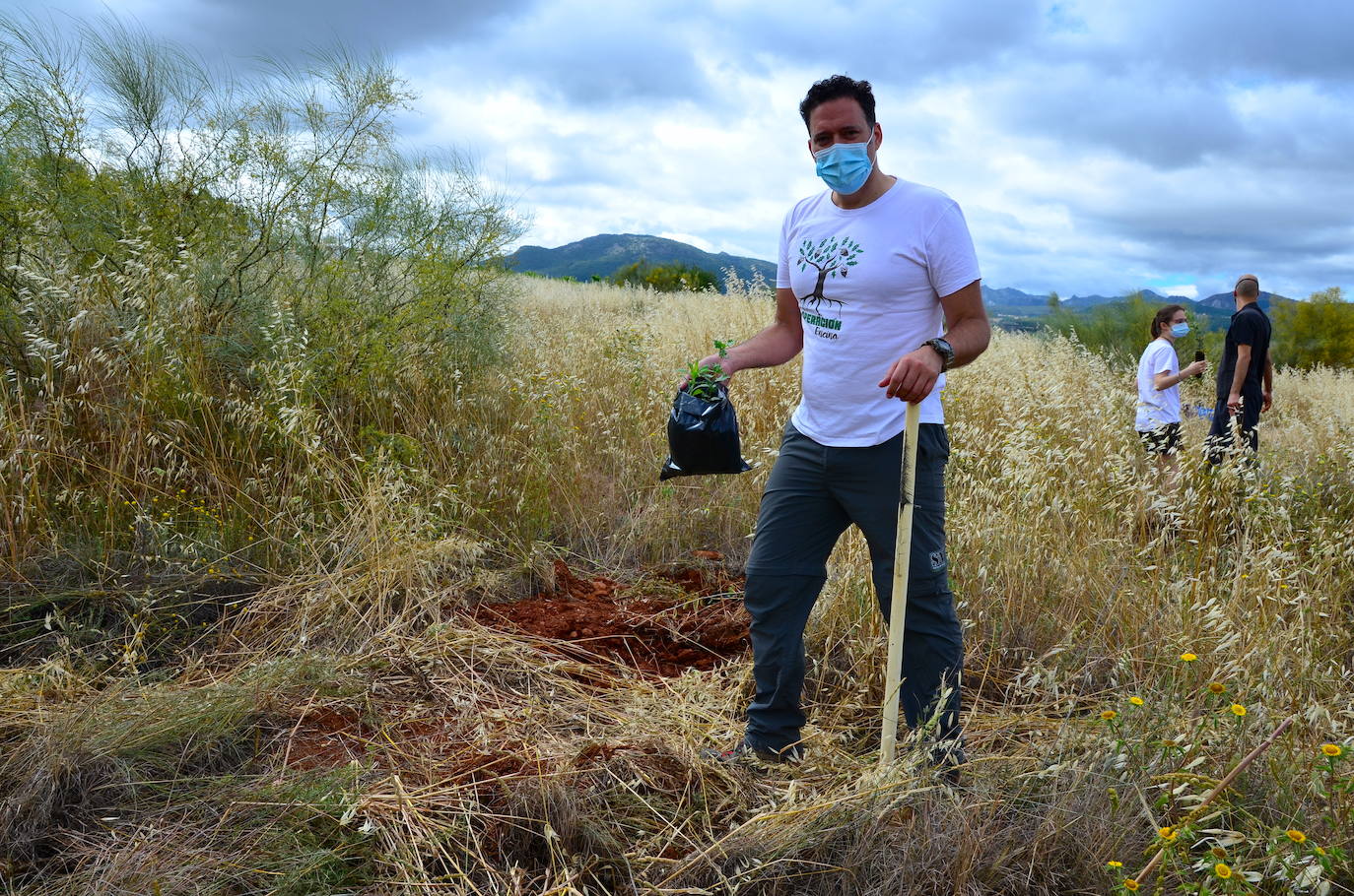 Fotos: Operación: llenar de encinas el Camino de los Neveros