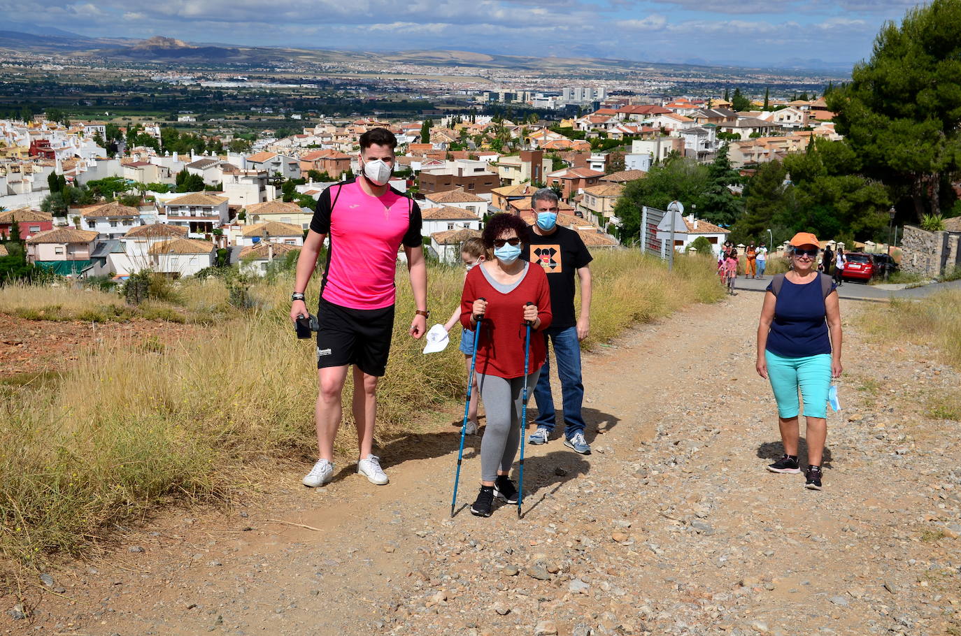 Fotos: Operación: llenar de encinas el Camino de los Neveros