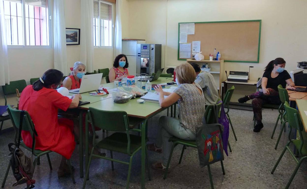Reunión prescriptiva del profesorado, hoy en el colegio Mariana Pineda.