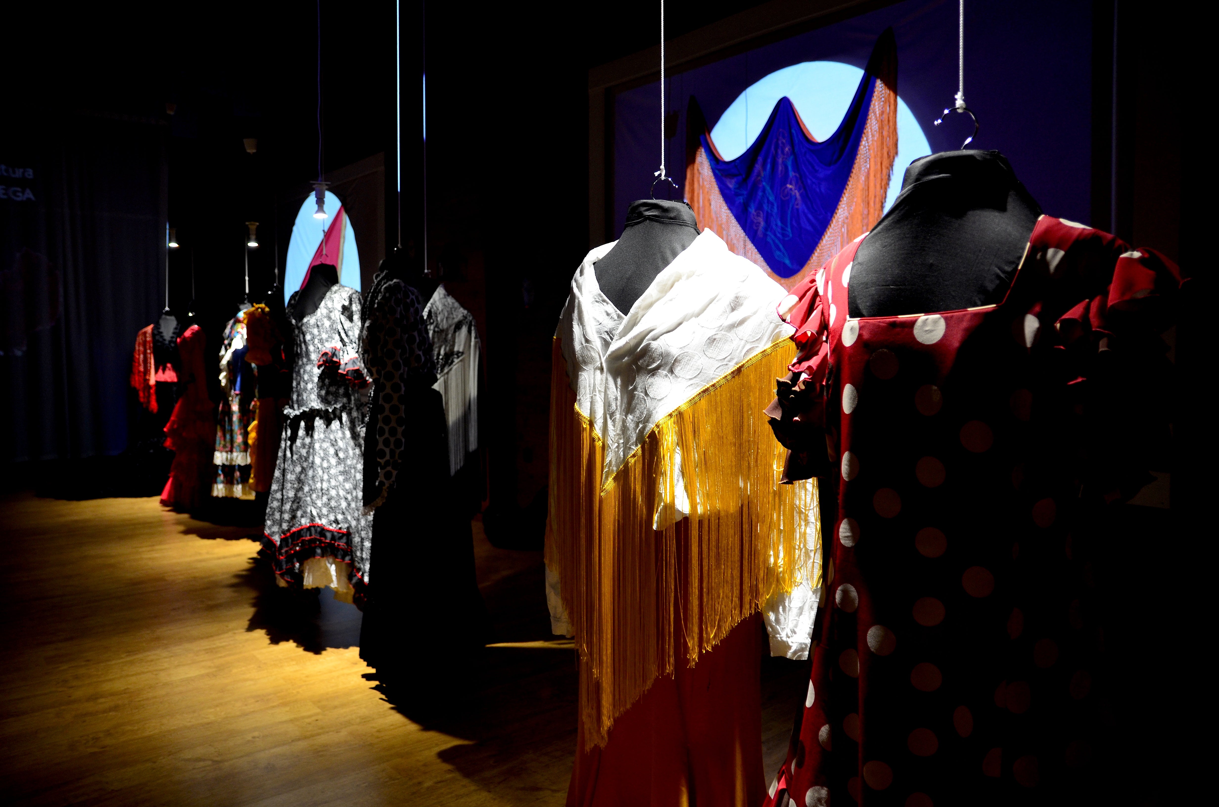 Fotos: Exposición sobre la historia del traje de baile, en Huétor