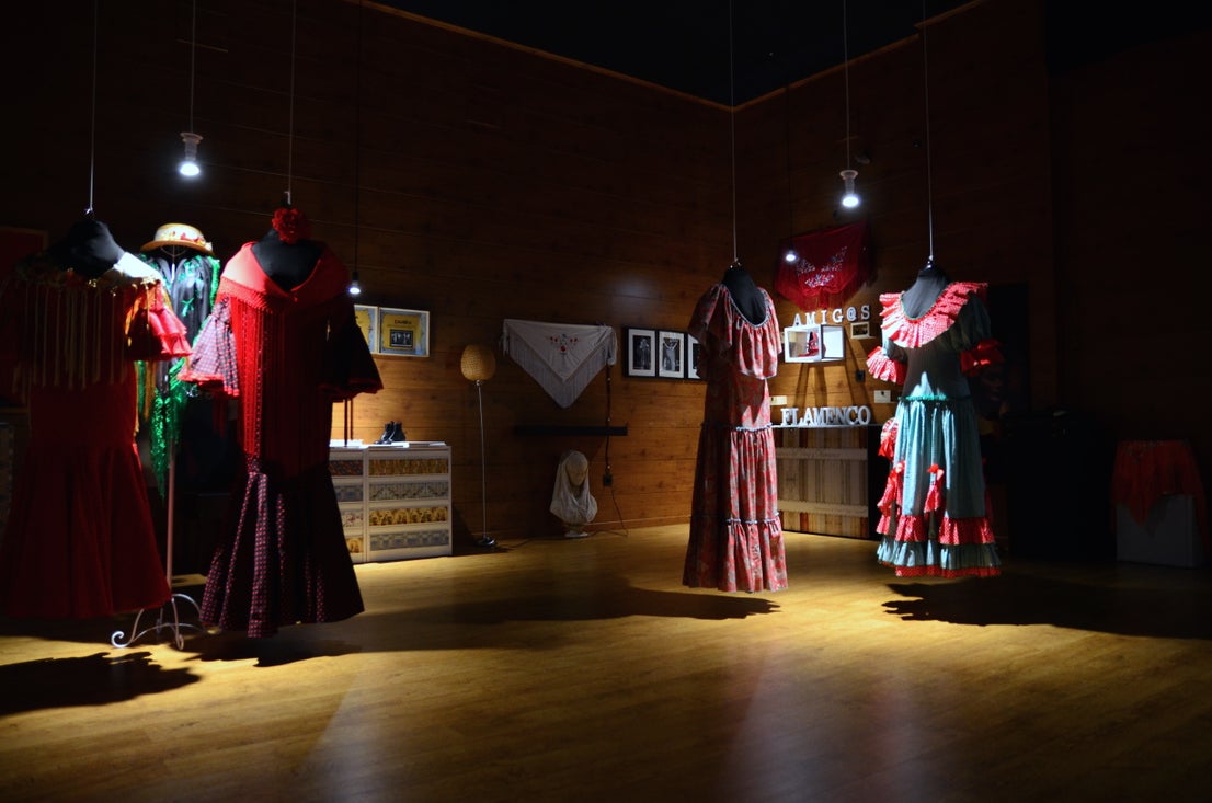 Fotos: Exposición sobre la historia del traje de baile, en Huétor