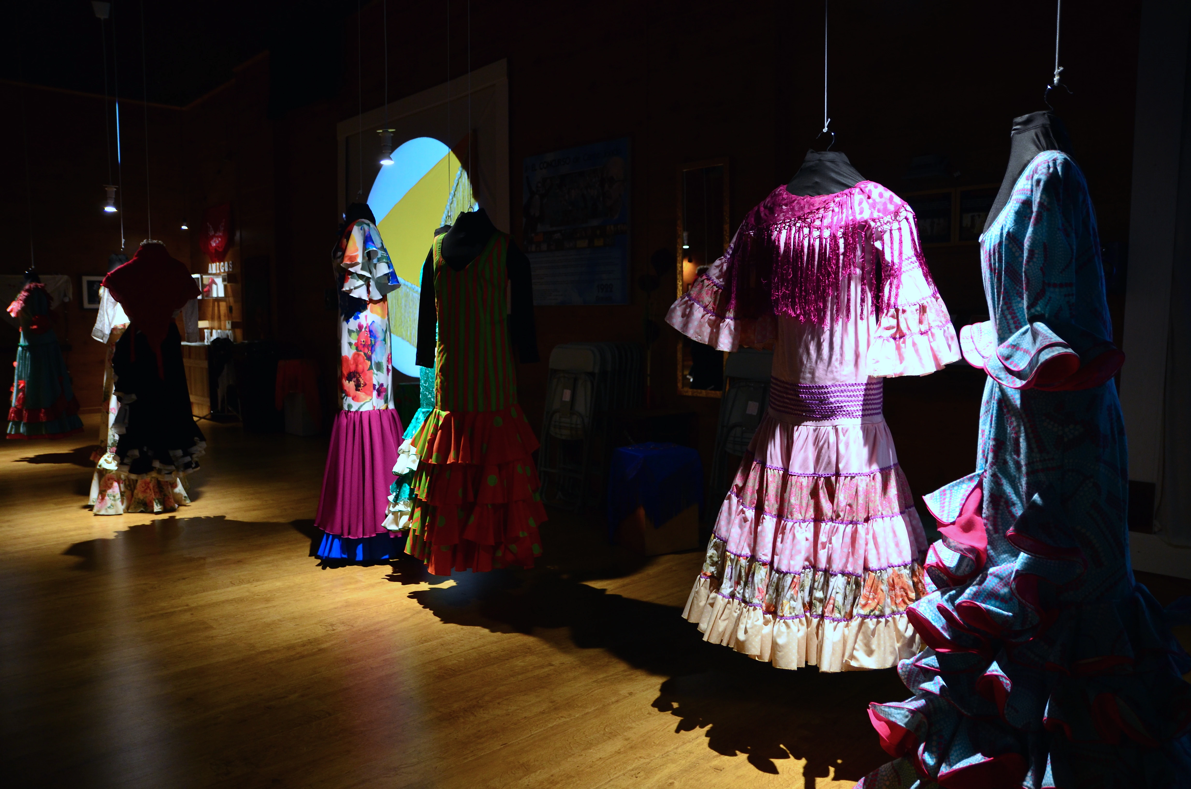 Fotos: Exposición sobre la historia del traje de baile, en Huétor