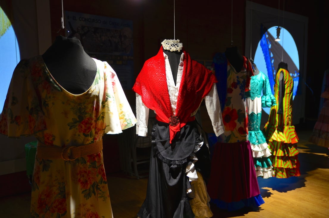 Fotos: Exposición sobre la historia del traje de baile, en Huétor