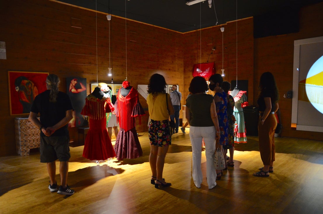 Fotos: Exposición sobre la historia del traje de baile, en Huétor