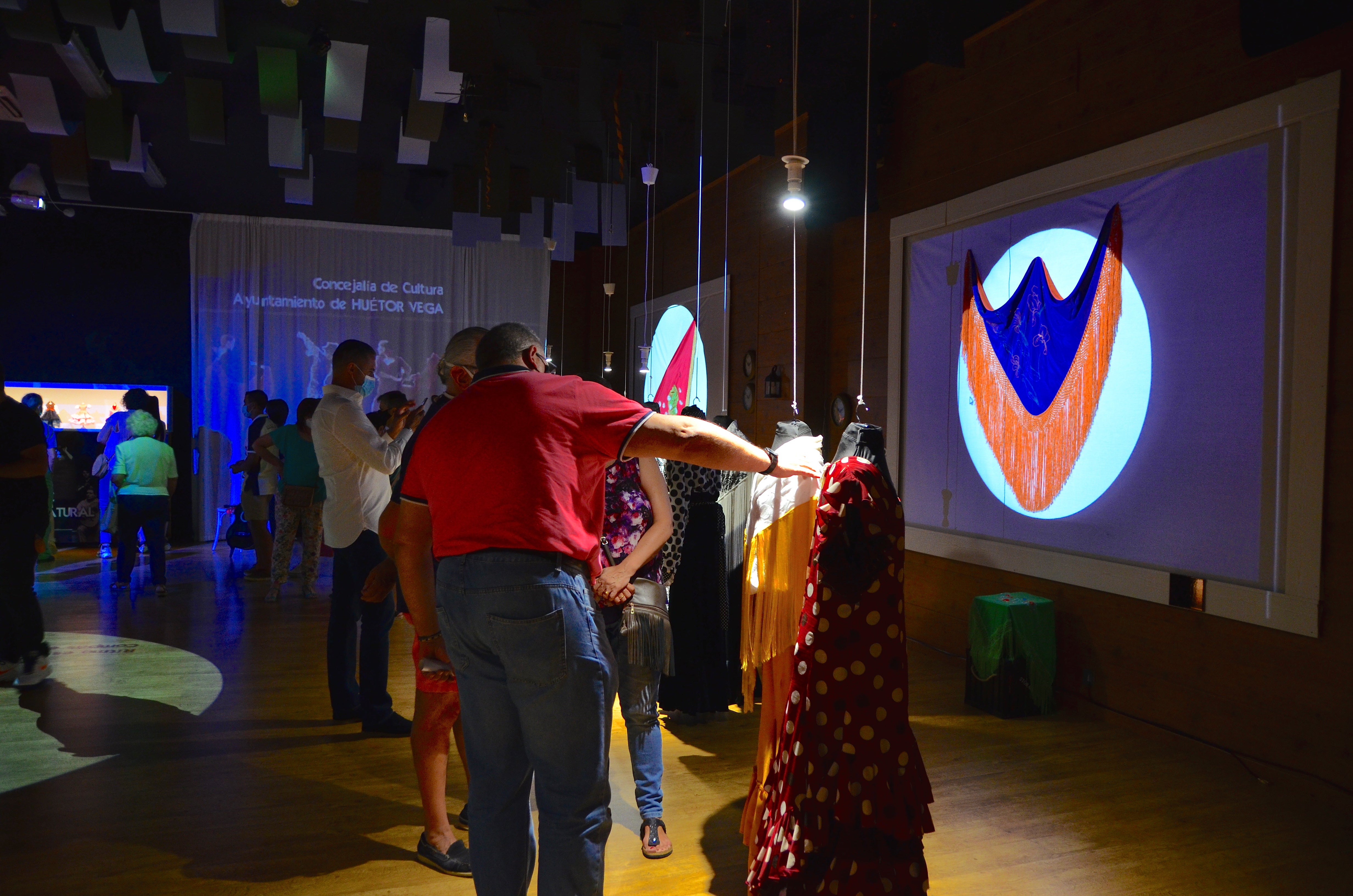 Fotos: Exposición sobre la historia del traje de baile, en Huétor