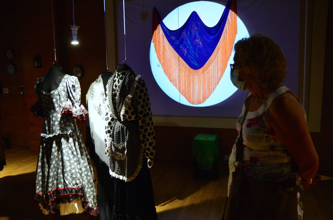 Fotos: Exposición sobre la historia del traje de baile, en Huétor