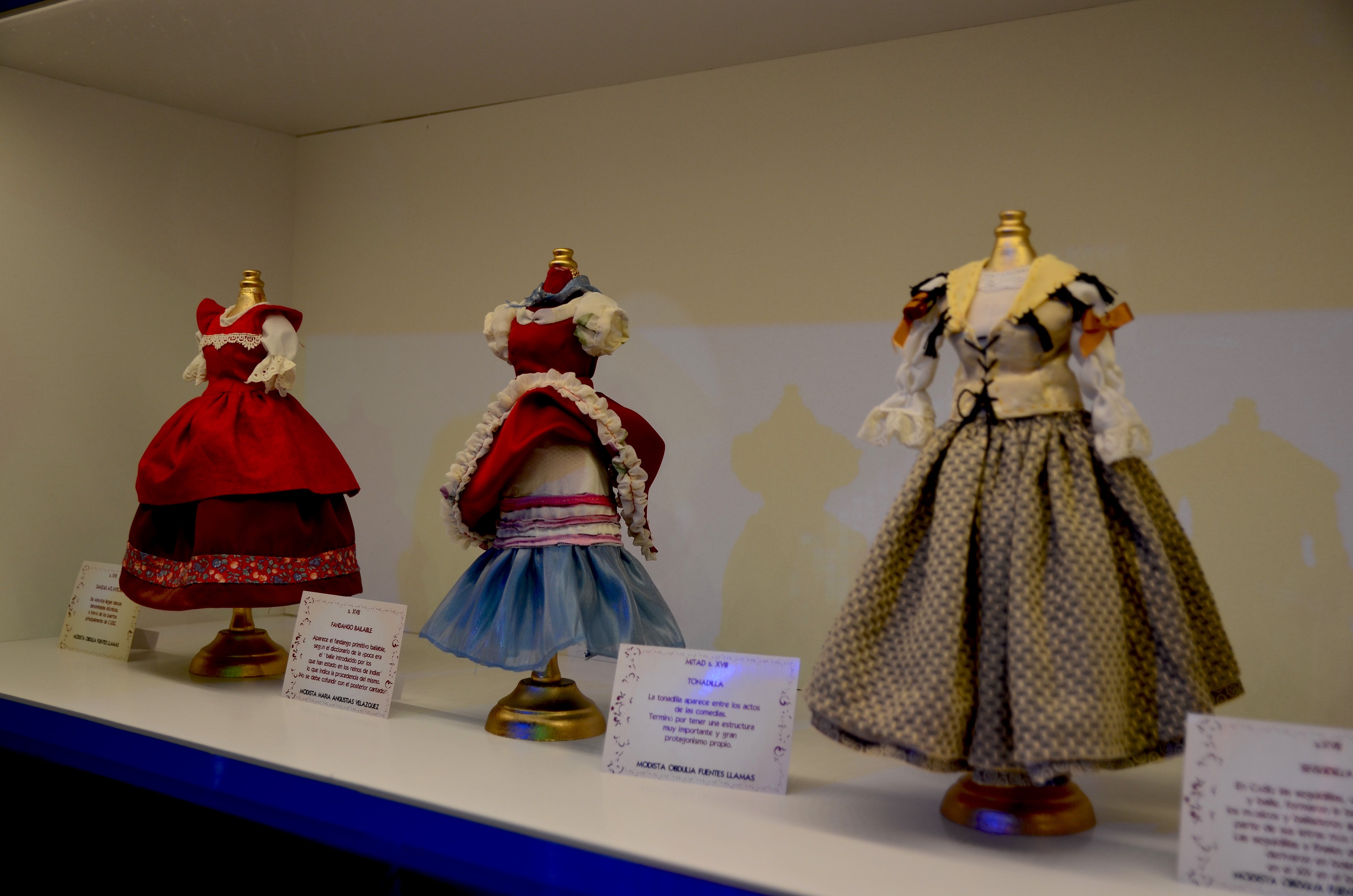 Fotos: Exposición sobre la historia del traje de baile, en Huétor