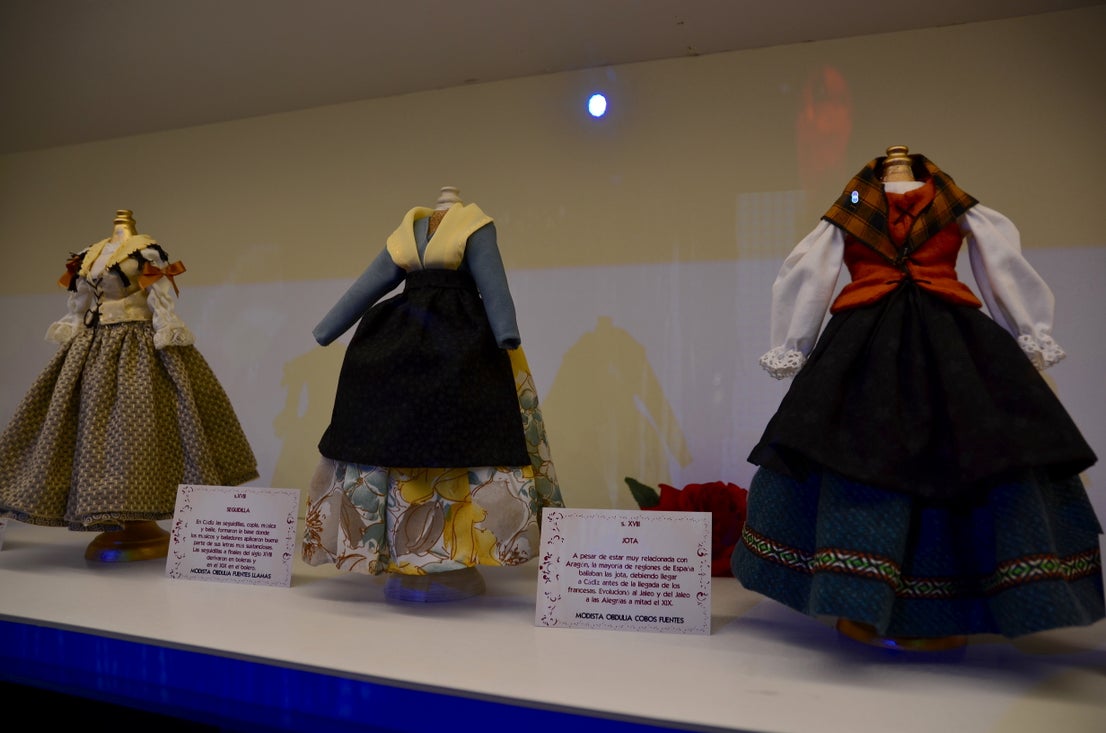 Fotos: Exposición sobre la historia del traje de baile, en Huétor
