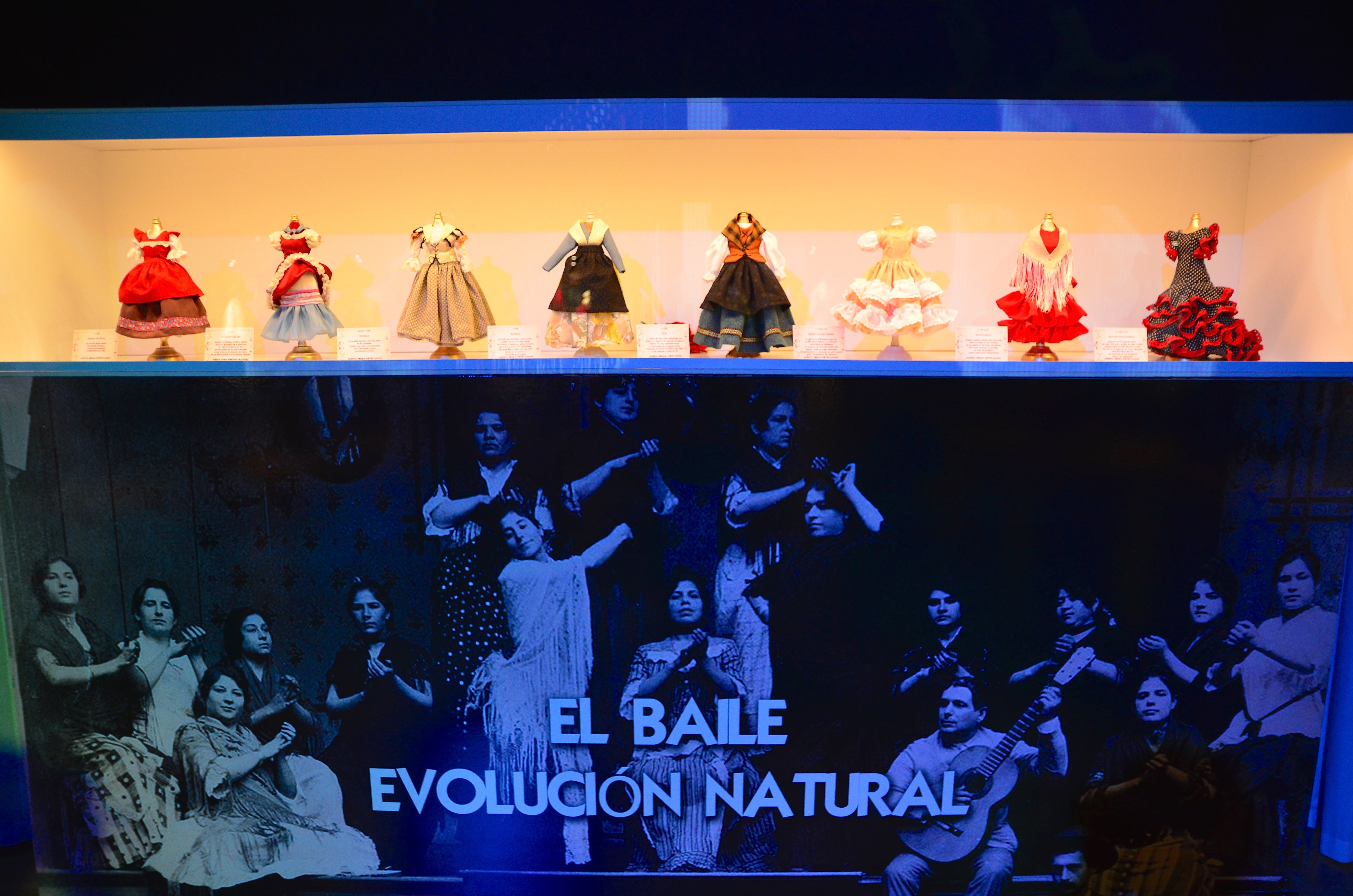 Fotos: Exposición sobre la historia del traje de baile, en Huétor