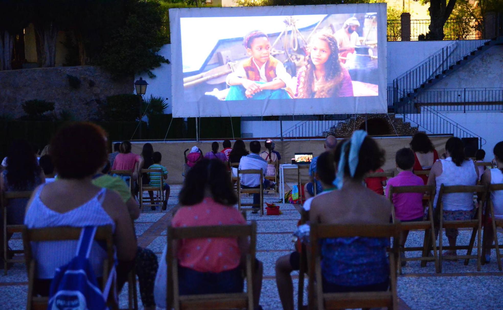 Cine de verano, en la explanada de Huerta Cercada.