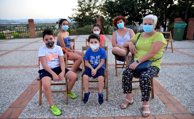 Una familia de Huétor Vega, preparada para la proyección.