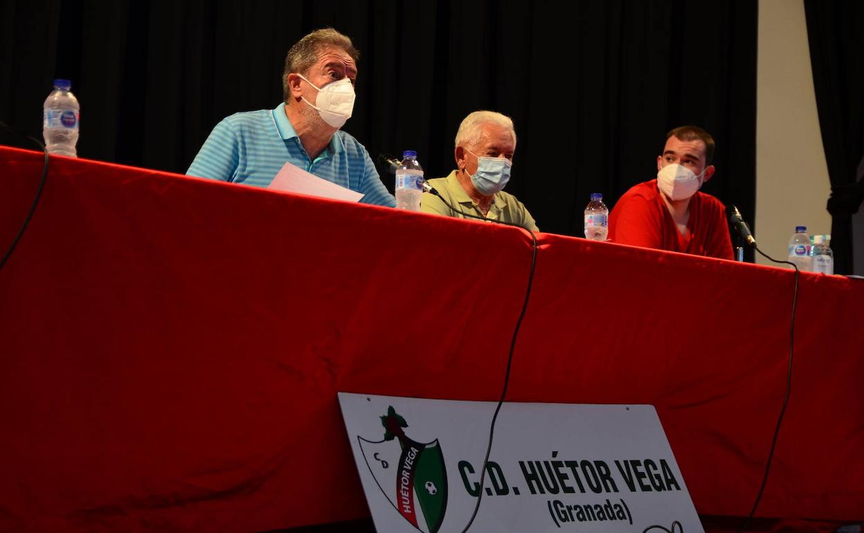 Félix Márquez se dirige a la asamblea de socios, en julio.