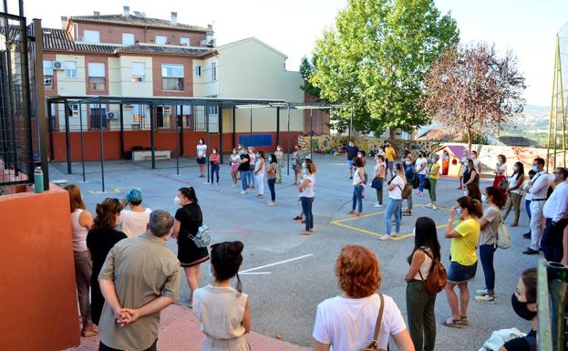 Reunión al aire libre en el patio del colegio Nuestra Señora de las Angustias.