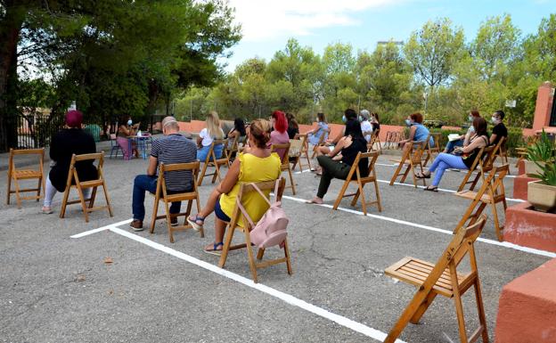 Las familias del Mariana Pineda escuchan las pautas a seguir.